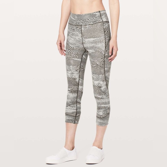 Lululemon In Movement Crop Everlux 19" in Swerve Vapor Metal Grey Size 6 - Picture 1 of 8